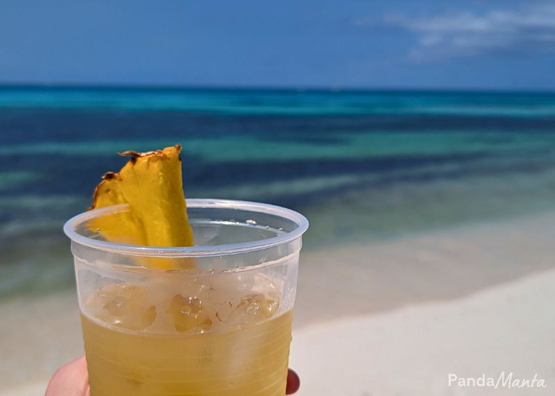 Jus d'ananas sur une plage d'Isla Cozumel