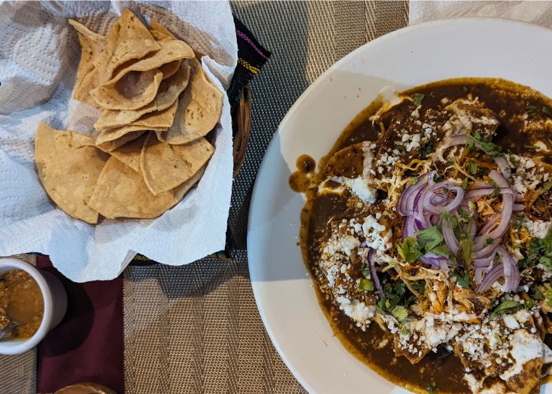 Plat mexicain et nachos dans un restaurant à Isla Cozumel