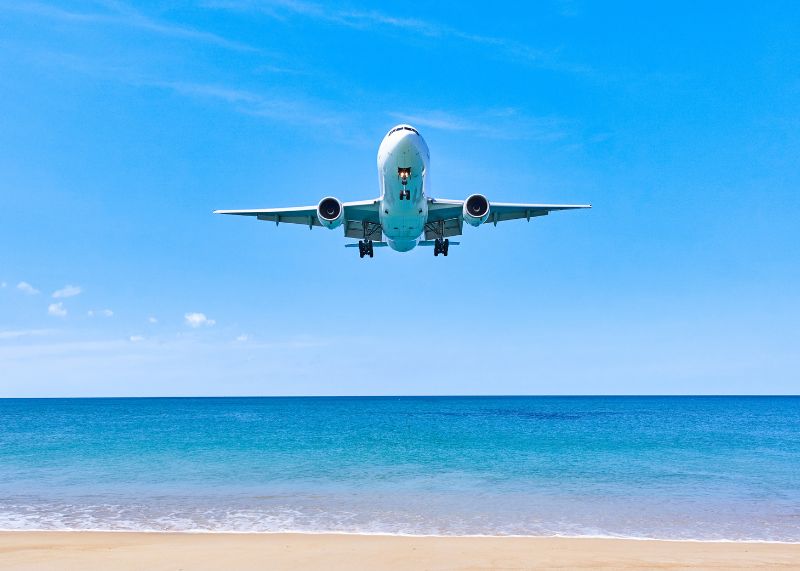 Avion survolant une plage