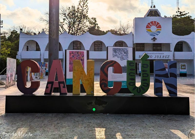 Cancun en grosses lettres