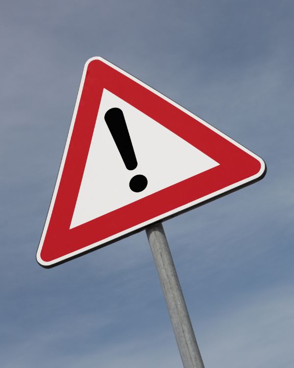 Panneau de signalisation triangle signifiant un danger