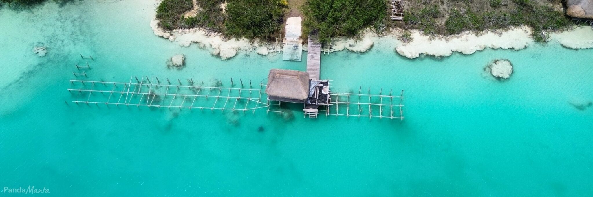 Ponton de balnearios sur les rapides de Bacalar, Mexique