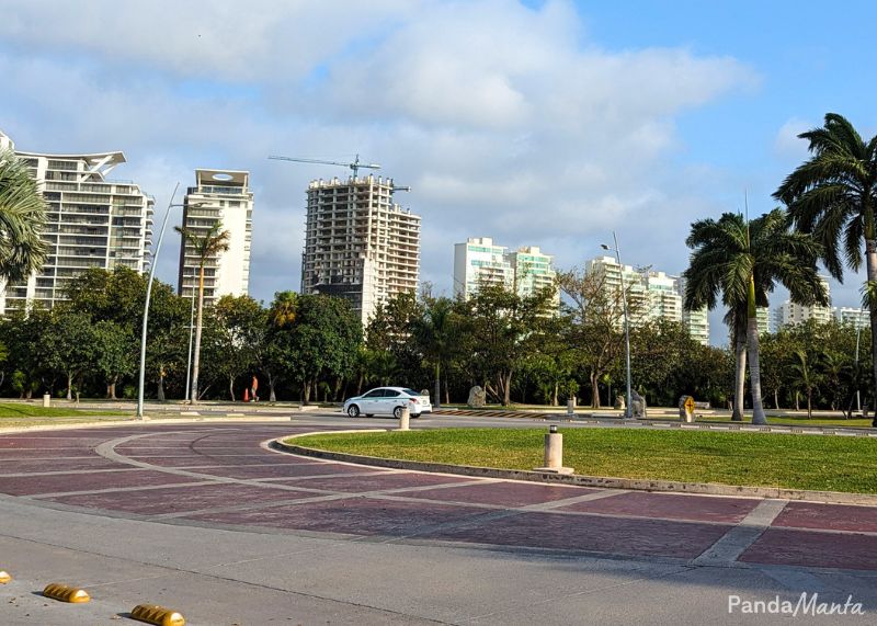 Resorts et palmiers autour d'un rond-point à Cancun, Mexique