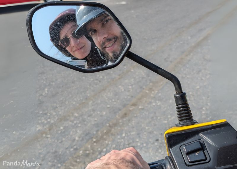 Notre reflet dans le rétroviseur d'un scooter au Mexique