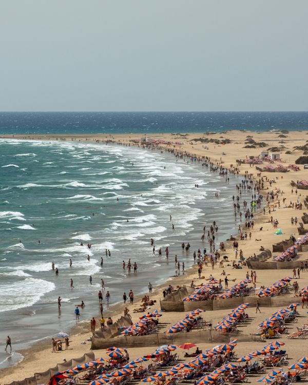 Grande plage bondée au Mexique