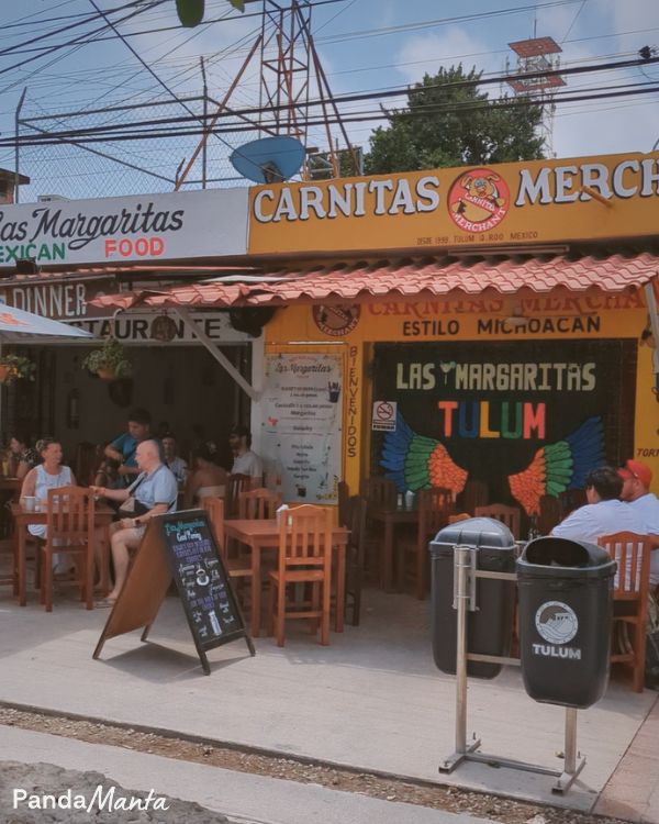 Rue animée de la ville de Tulum au Mexique
