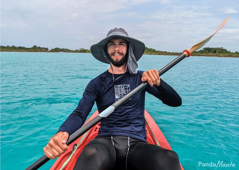 Vincent découvre la lagune de Bacalar en kayak