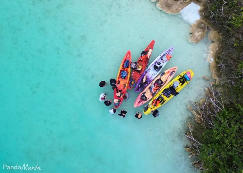 Groupe de kayaks à Los Rapidos de Bacalar au Mexique