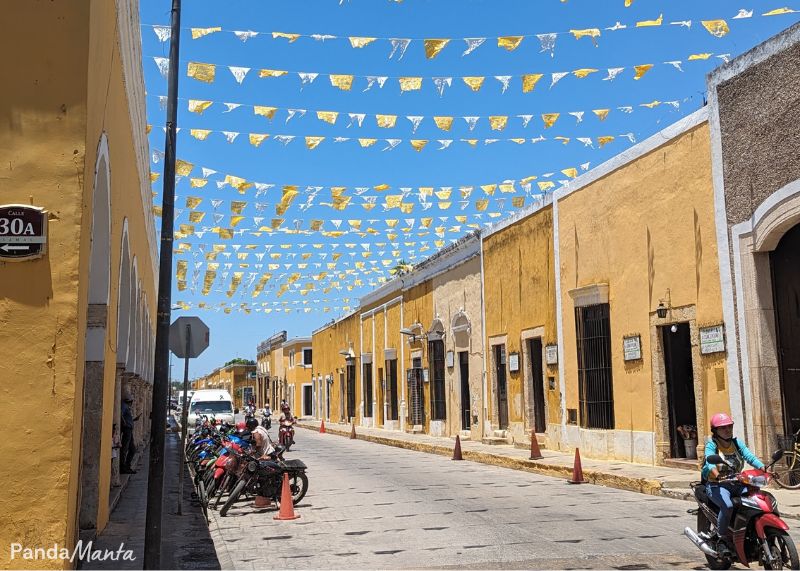 Rue jaune du village d'Izamal au Mexique