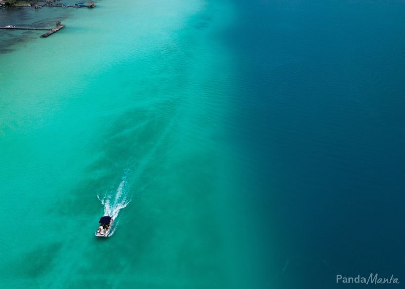 Bateau sur la lagune de Bacalar au Mexique