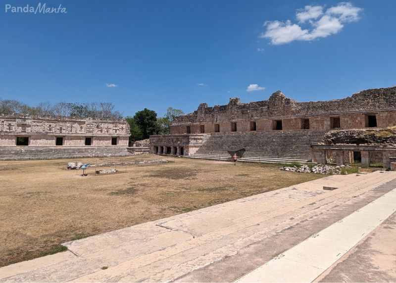 Ancien bâtiment restauré du site archéologique d'Uxmal au Mexique