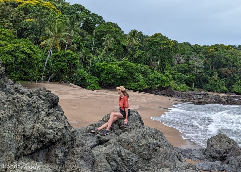 Assise sur les rochers d'une plage costaricaine - PandaManta - Blog voyage