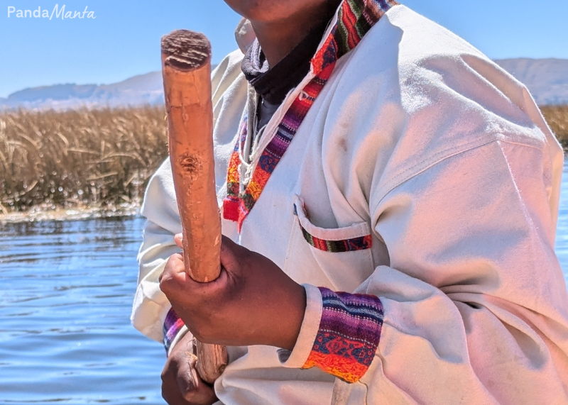 Batelier des îles Uros - PandaManta - Blog voyage